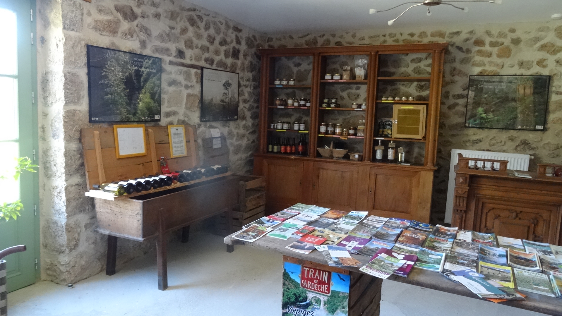 20260406 Petite boutique et flyers touristiques