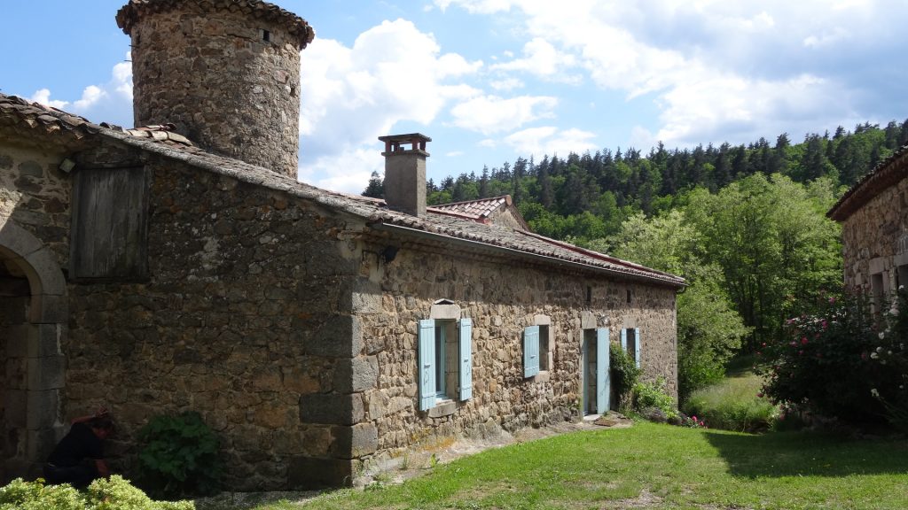 Gîte pour 4 personnes avec 2 chambres dans un environnement calme au sein d'un domaine de 19 hectares entouré de forêts et de prairies, l'entrée du gîte est indépendante et donne sur une allée privative