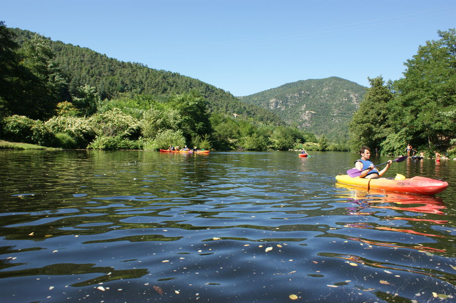 A bord d’un canoë ou d’un Kayak, en toute liberté ou accompagné d’un guide, glissez à la découverte des rivières