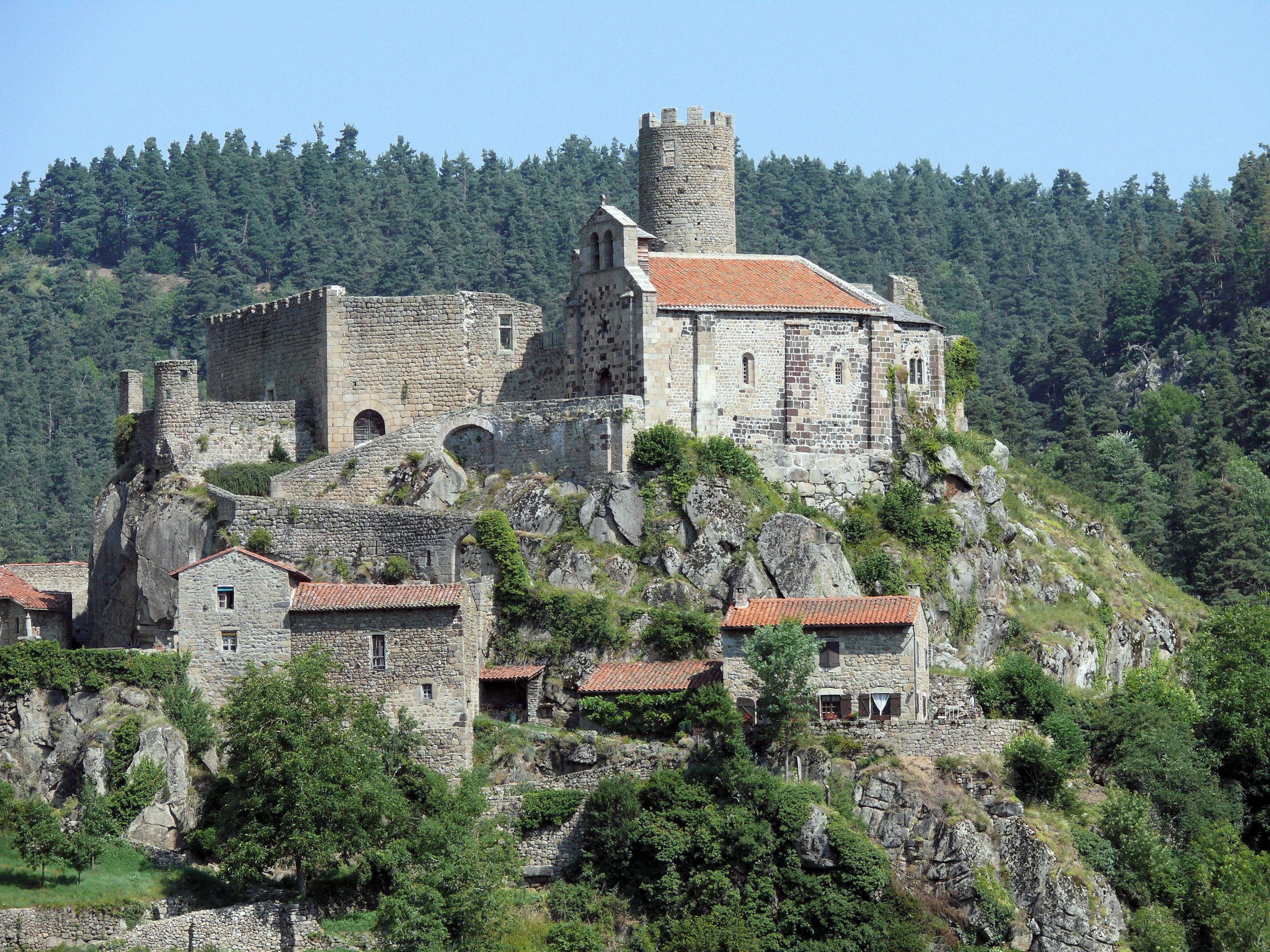 The Château de Chalencon is a feudal monument located in the hamlet of Chalencon