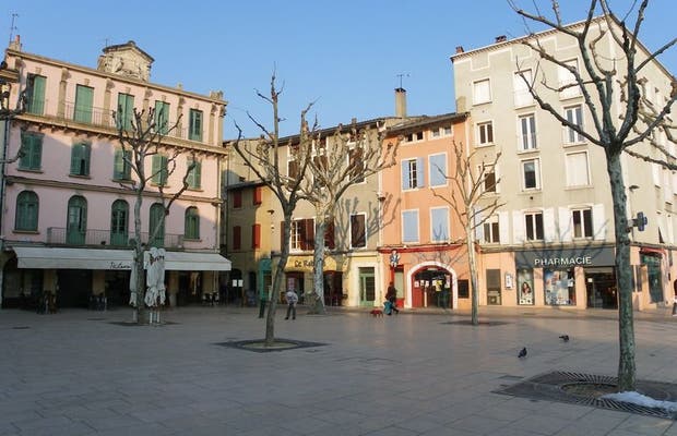 With its beautiful facades in pastel colors, Valence has kept the charm of yesteryear