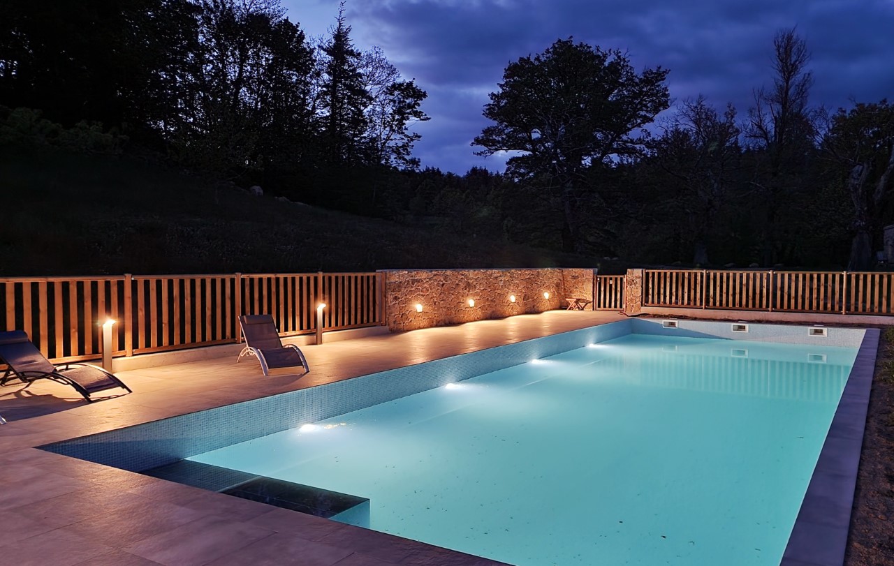 La piscine est accessible à tout moment elle dispose d'un éclairage de la terrasse et du bassin