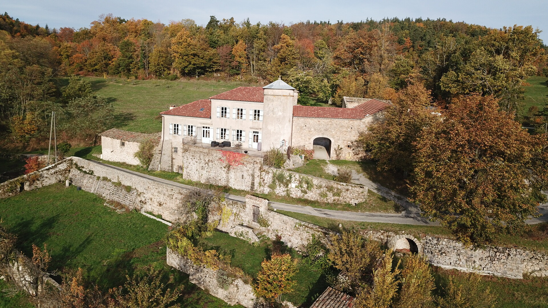 Fontreal is an old fortified house located in the middle of forests and meadows