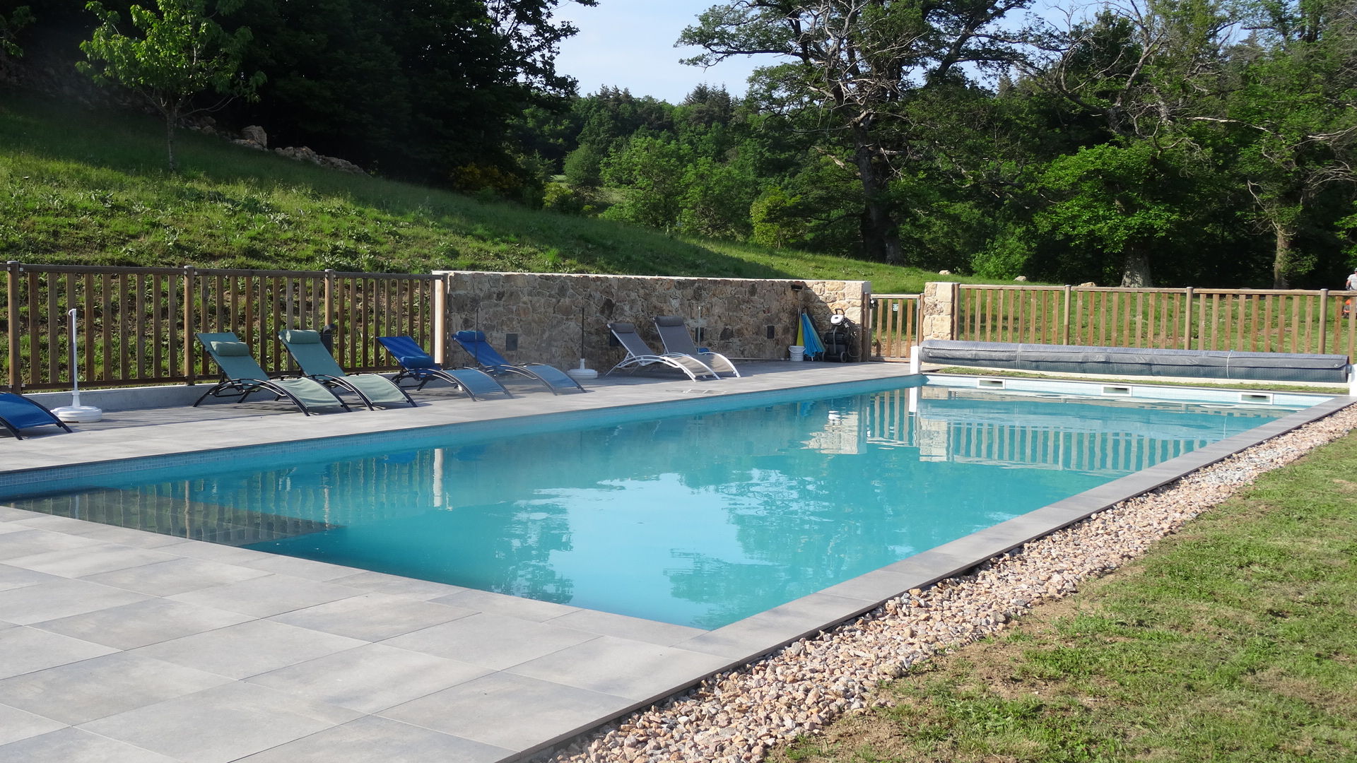 la piscine est au sein d'un espace clos sécurisé en lisière de forêt pour un moment de détente au calme absolu
