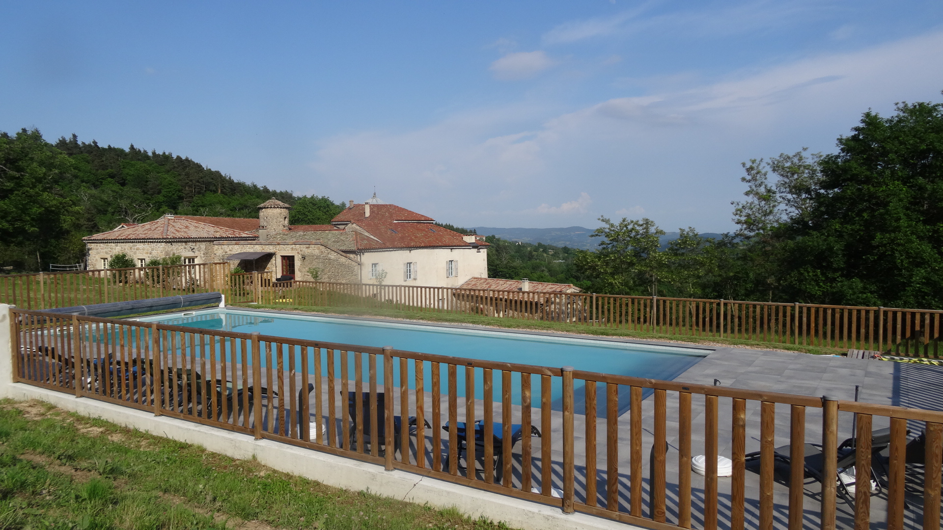 l'espace piscine est à proximité des gîtes et permet de profiter d'une vue dégagée sur le Vercors