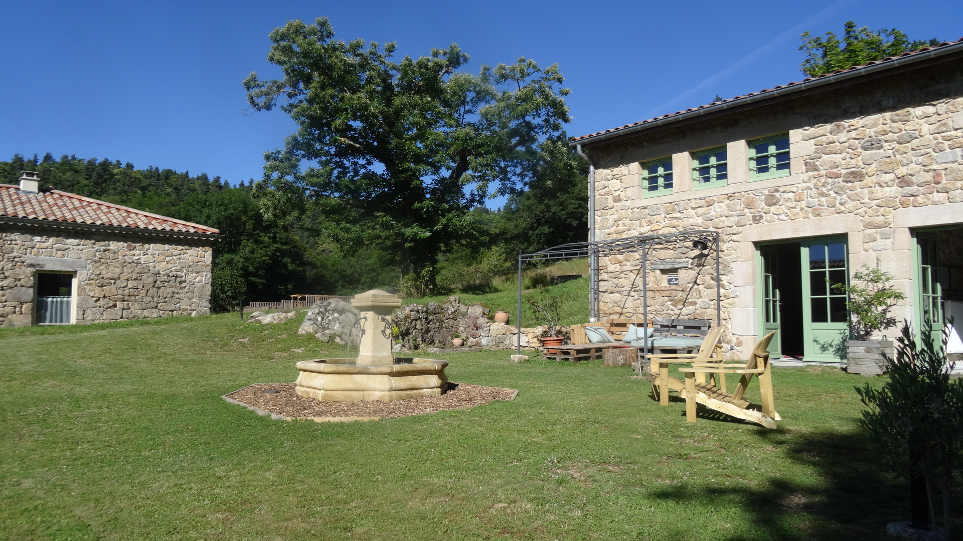 nos hôtes peuvent profiter en toute tranquillité d'un espace vert avec salon de jardin et fontaine