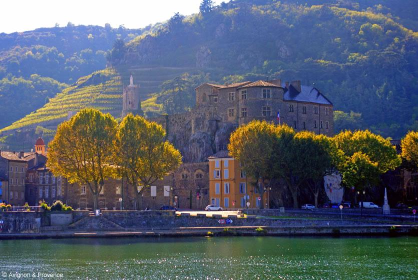 Tournon-sur-Rhône est un beau village avec son château et ses vignes en terrasse
