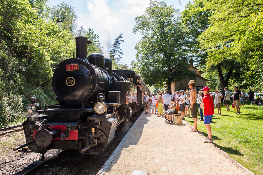Chemin de fer touristique à voie métrique exploité en traction à vapeur avec les célèbres locomotives Malle