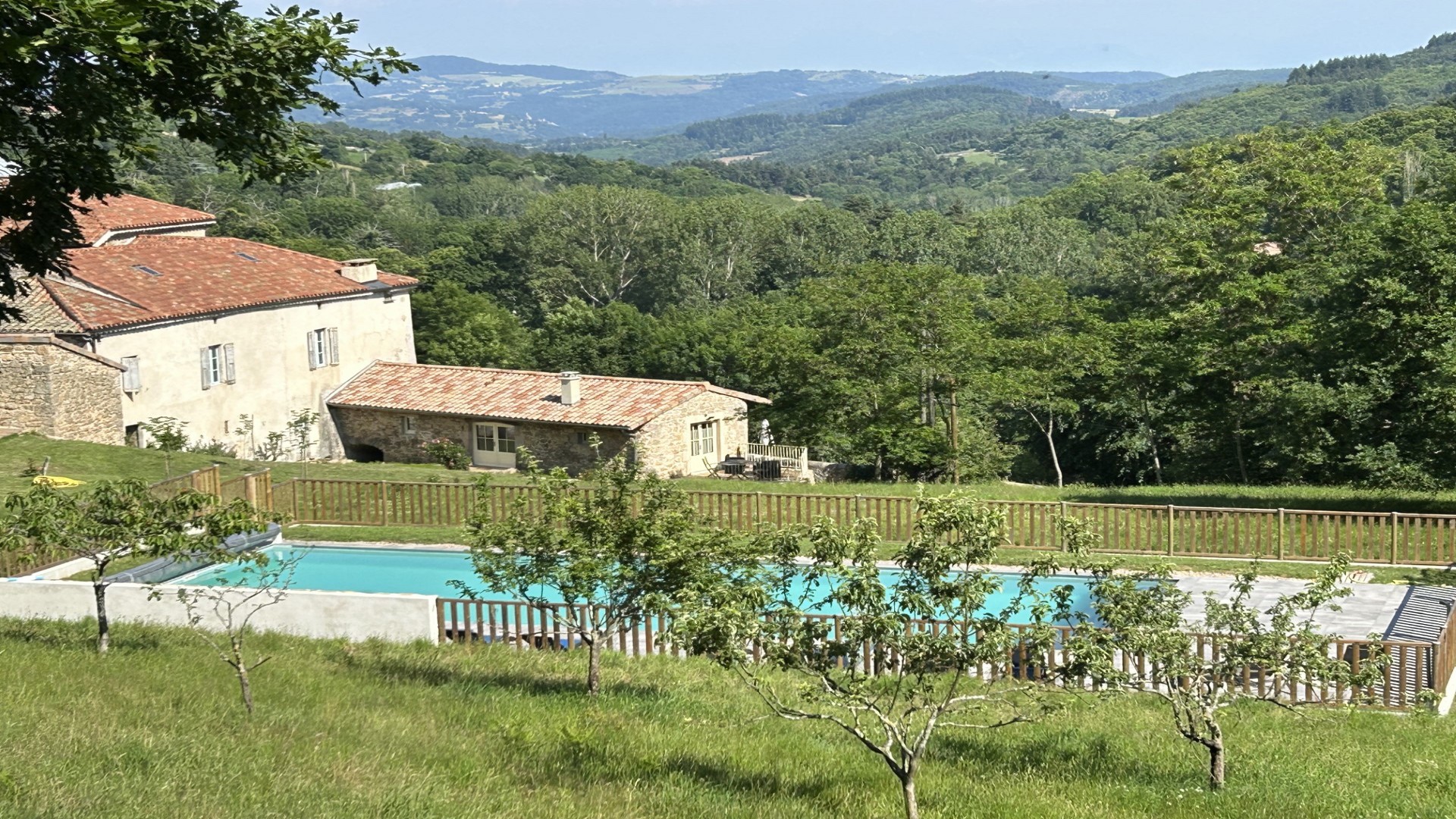 la piscine a une exposition dégagée avec vue sur le vercors depuis le bassin et la terrasse