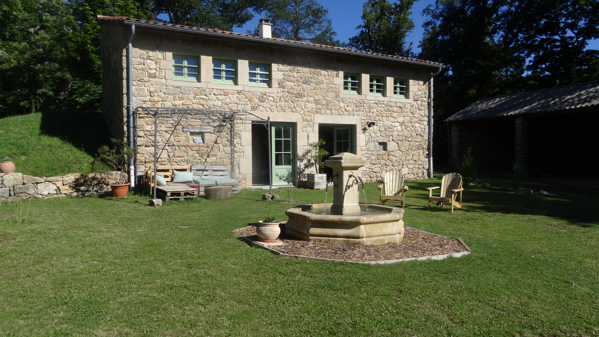 Le domaine dispose d'une place centrale en herbe avec fontaine et salon de détente